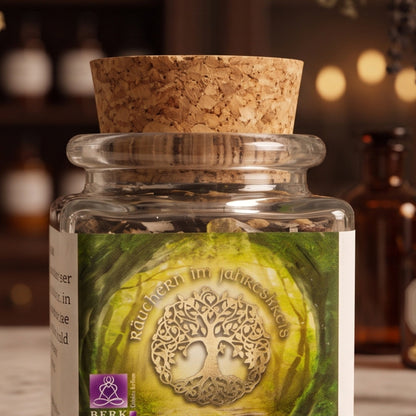 Samhain, Jahreskreisfeste-Räuchermischung von Berk, 50 ml im Korkglas: Nahaufnahme von Korken, Glashals und Etikett mit dem Lebensbaum-Motiv vor der warmen, unscharfen Abendapotheke – Spirit of Gaia