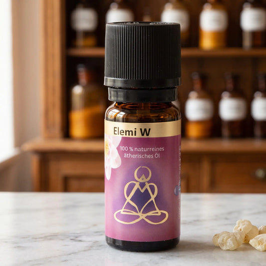 Ätherisches Öl Elemi: Fläschchen aus Braunglas auf Marmortheke vor Apothekerschrank, daneben Elemiharz – Spirit of Gaia
