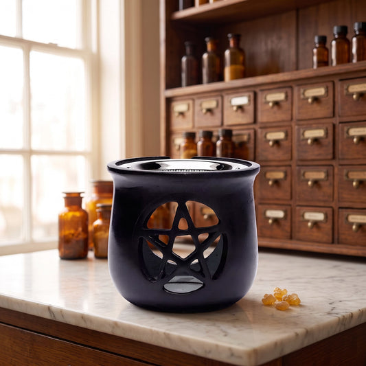 Räuchergefäß Pentagramm - schwarzer Speckstein - für natürliches Räucherwerk - inkl. Sieb auf einer Marmortheke vor einem Apothekerschrank – Spirit of Gaia