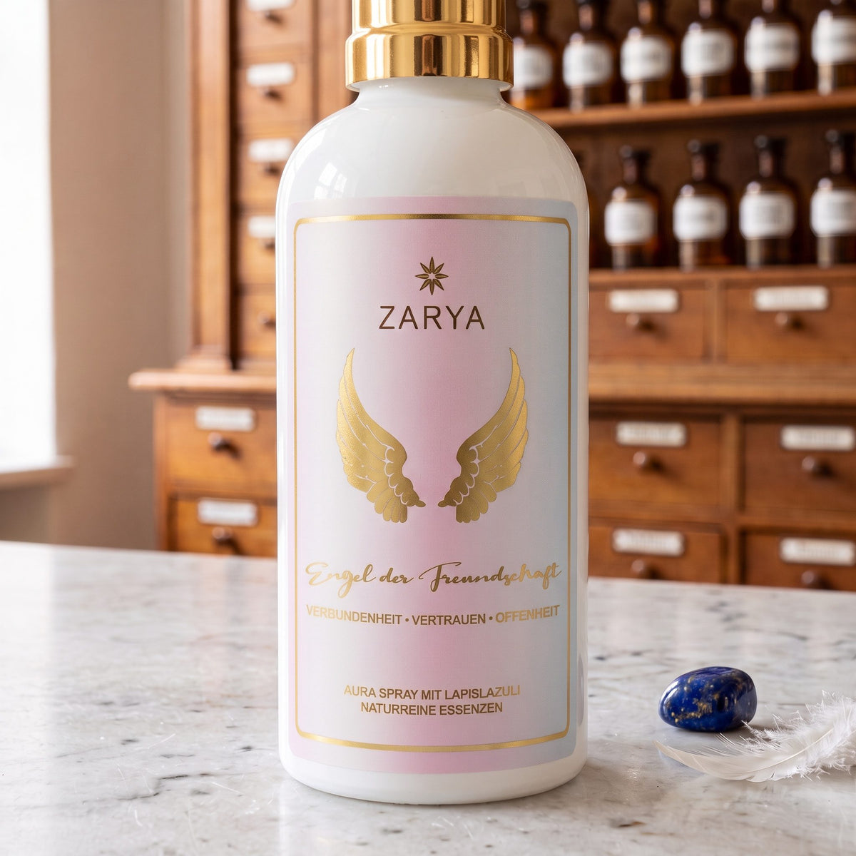Nahaufnahme des Etiketts: Zarya, goldene Flügel, Engel der Freundschaft, Aura Spray mit Lapislazuli