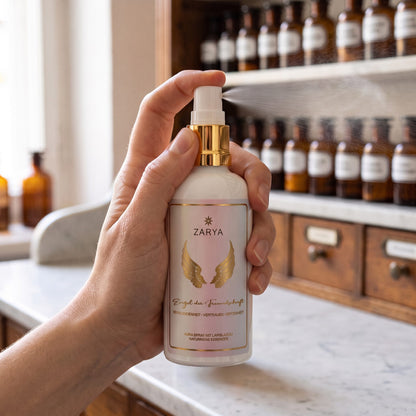 Eine Hand sprüht das Aura Spray Engel der Freundschaft fein in den Raum