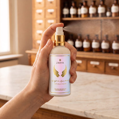 Eine Hand sprüht das Aura Spray Engel der Gesundheit fein in den Raum