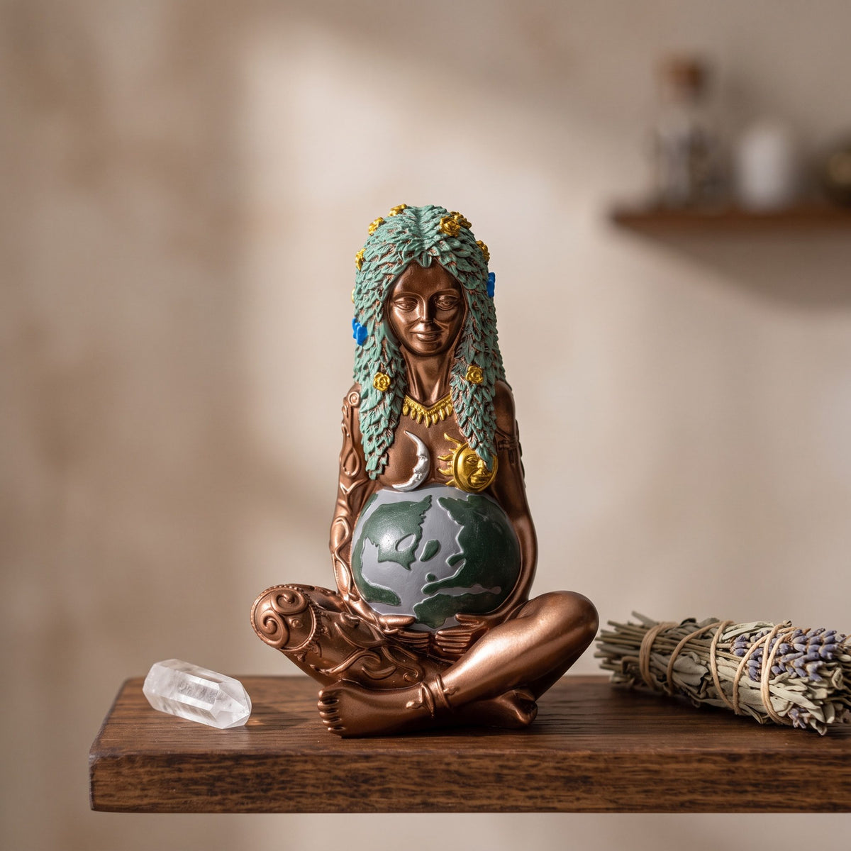 Figur der Erdmuttergöttin von Berk auf einem kleinen Hausaltar aus dunklem Holz, daneben ein Bergkristall und ein Kräuterbündel