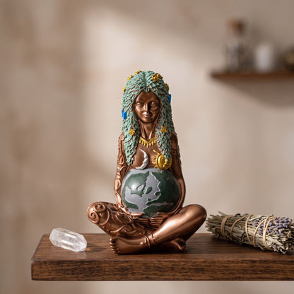Figur der Erdmuttergöttin von Berk auf einem kleinen Hausaltar aus dunklem Holz, daneben ein Bergkristall und ein Kräuterbündel