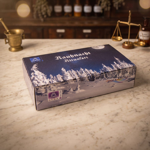 Rauhnacht Ritualset von Berk: die Geschenkbox mit Winternacht und Vollmond auf der Marmortheke einer alten Apotheke am Abend – Spirit of Gaia