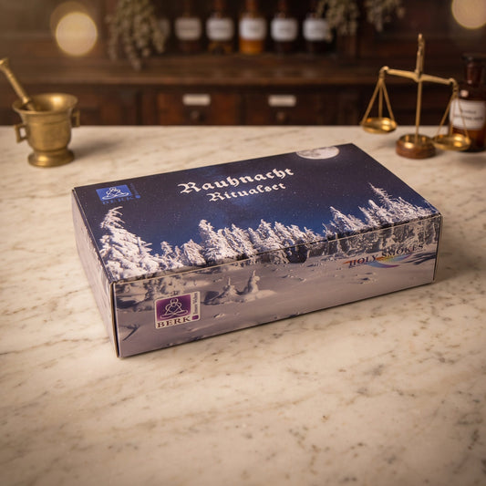 Rauhnacht Ritualset von Berk: die Geschenkbox mit Winternacht und Vollmond auf der Marmortheke einer alten Apotheke am Abend – Spirit of Gaia