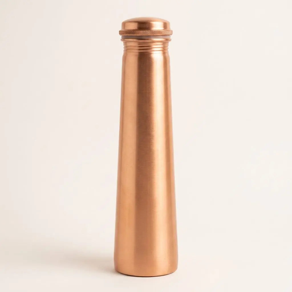 Matte Kupfer-Trinkflasche in Turmform freigestellt auf hellem Hintergrund mit weichem Schatten