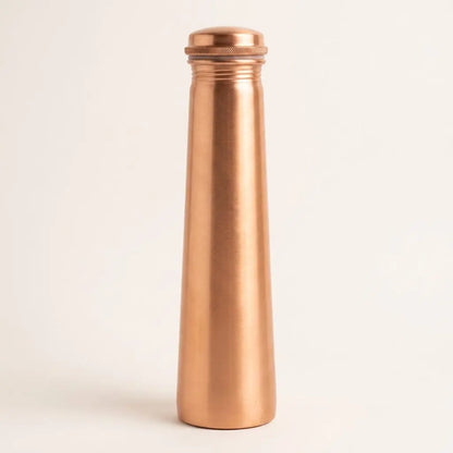 Matte Kupfer-Trinkflasche in Turmform freigestellt auf hellem Hintergrund mit weichem Schatten