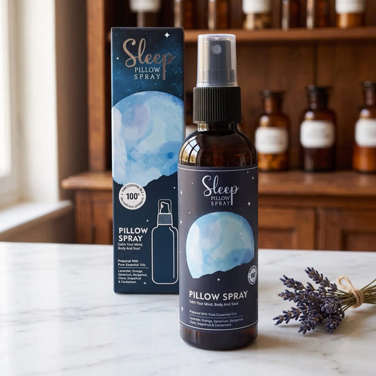 Kissenspray Sleep von Song of India mit Schachtel auf Marmortheke vor Apothekerschrank, daneben ein Lavendelbund – Spirit of Gaia