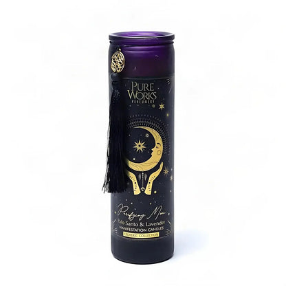 Manifestationskerze Purifying Moon (Palo Santo & Lavendel), hohe Glaskerze mit Quaste und Goldanhänger, freigestellt auf Weiß