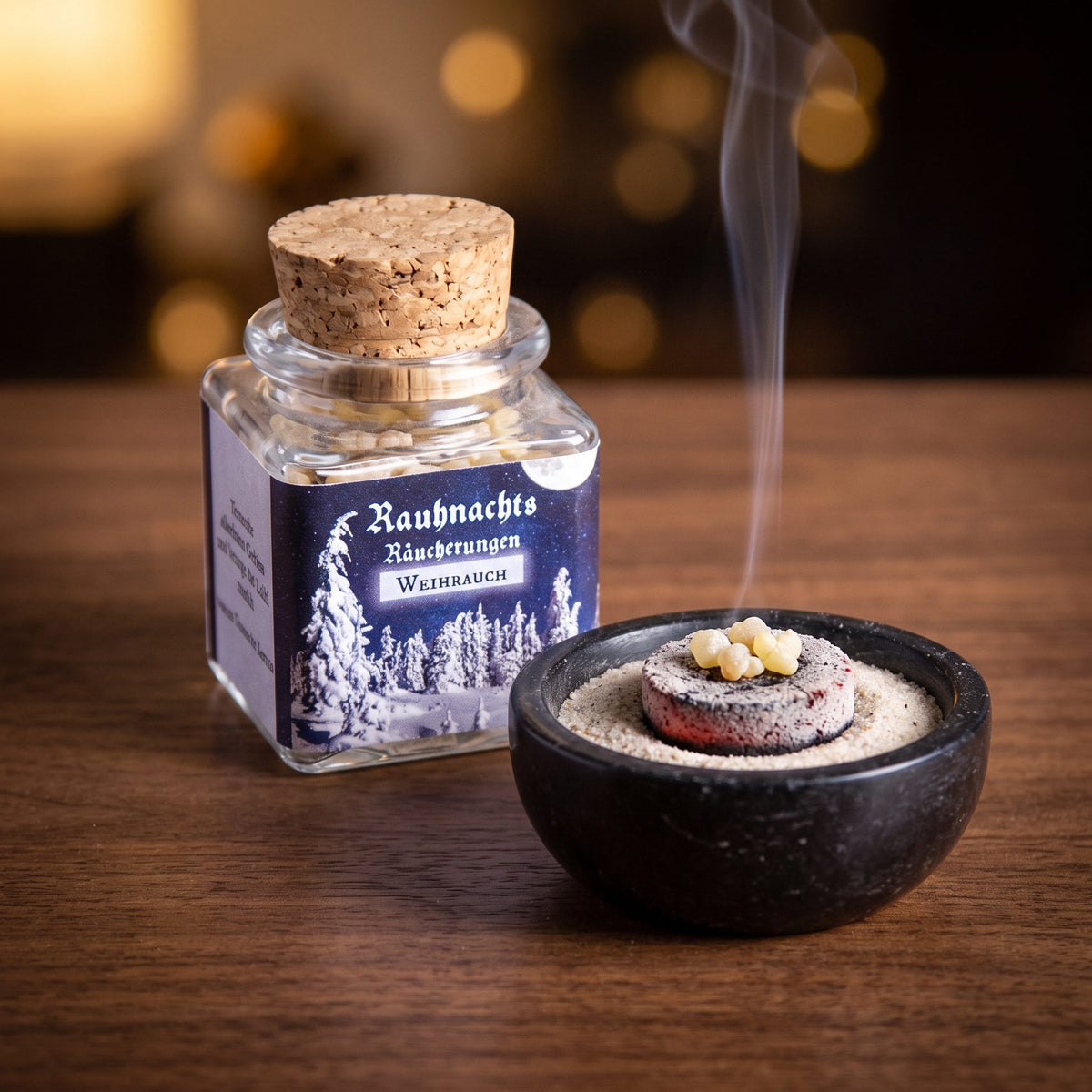 Weihrauch, Rauhnachts-Räucherung von Berk, 50 ml im Korkglas: eine Prise Weihrauch glimmt auf der Räucherkohle, dahinter das Korkglas mit blauem Etikett, feiner Rauch steigt auf einer dunklen Holzplatte am Abend auf – Spirit of Gaia