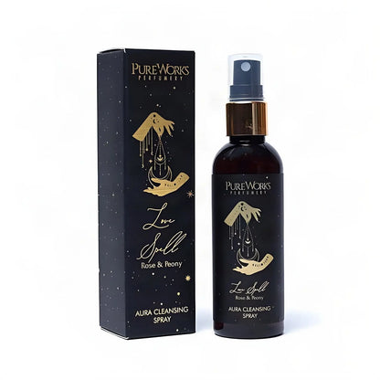 Aura-Spray Love Spell (Rose & Pfingstrose), Sprühflasche und Schachtel, freigestellt auf Weiß