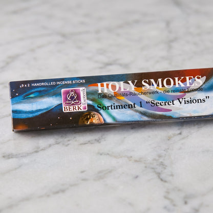 Nahaufnahme der Packung Secret Visions Sortiment 1 mit Holy-Smokes-Schriftzug, Berk-Esoterik-Logo und dem Aufdruck 9 x 2 Räucherstäbchen auf Marmor