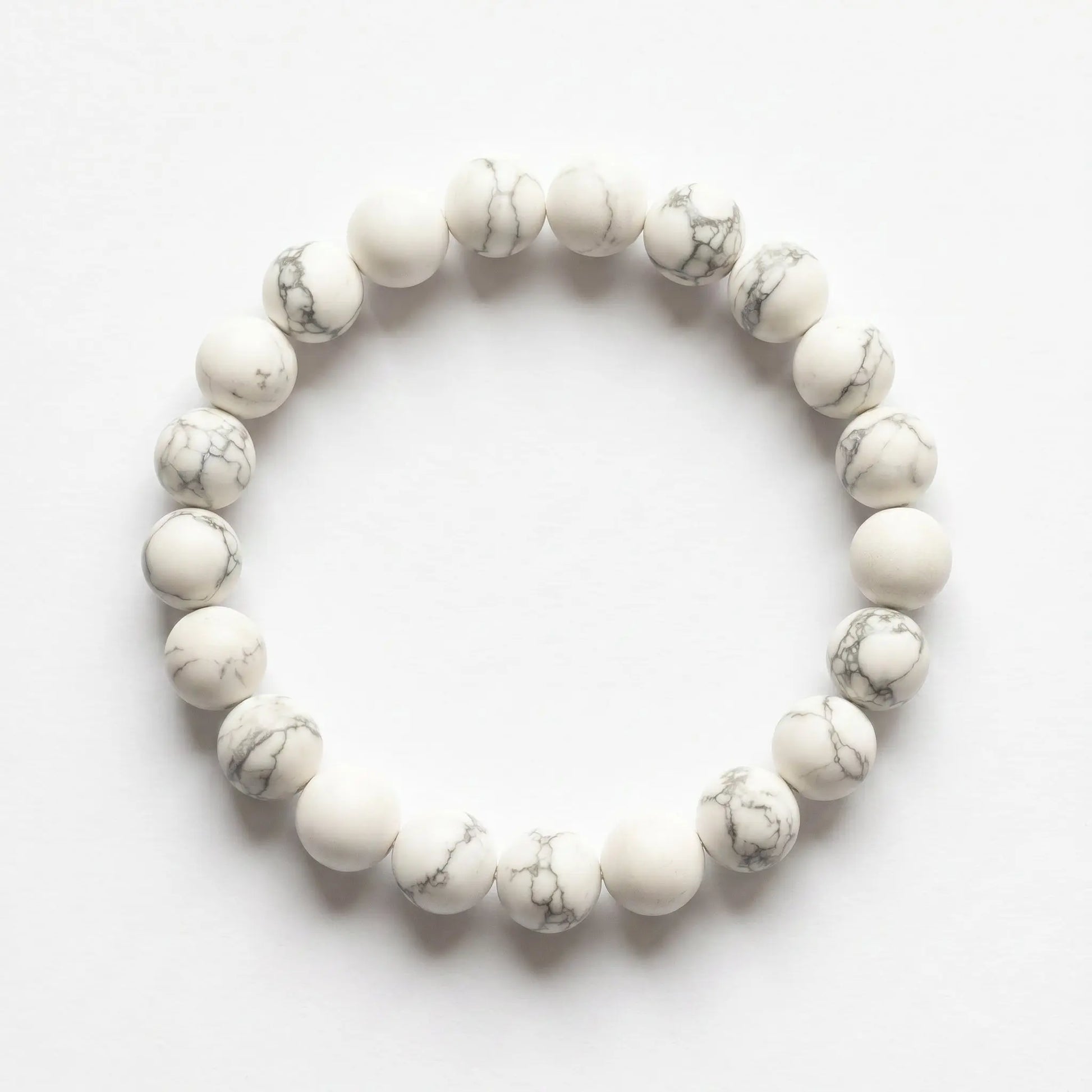 Magnesit Armband freigestellt auf Weiß – 8 mm Edelstein-Kugelarmband von Spirit of Gaia