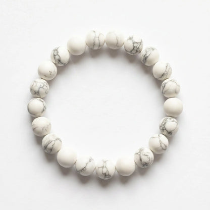 Magnesit Armband freigestellt auf Weiß – 8 mm Edelstein-Kugelarmband von Spirit of Gaia