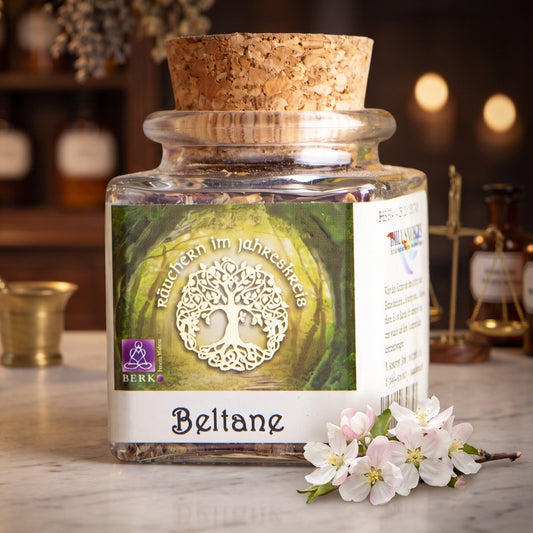 Beltane, Jahreskreisfeste-Räuchermischung von Berk, 50 ml im Korkglas: Korkglas auf der Marmortheke einer alten Apotheke am Abend, daneben ein Zweig Apfelblüten – Spirit of Gaia