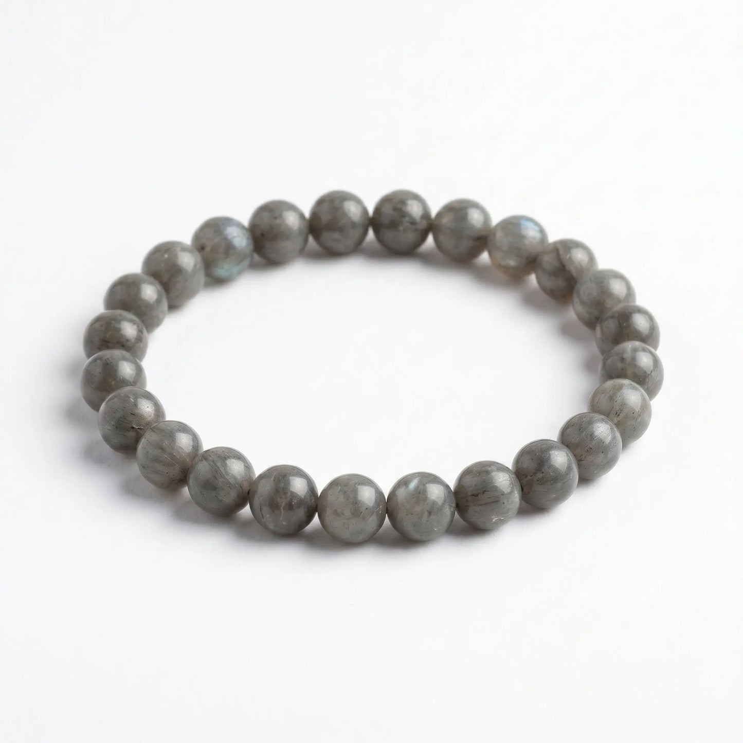 Labradorit Armband freigestellt auf Weiß – 8 mm Edelstein-Kugelarmband von Spirit of Gaia