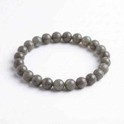 Labradorit Armband freigestellt auf Weiß – 8 mm Edelstein-Kugelarmband von Spirit of Gaia