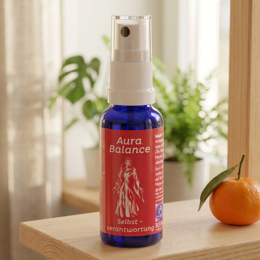 Energiespray Selbstverantwortung (Aura Balance): Sprühflasche auf einem hellen Holzregal am Fenster mit Leinenvorhang, daneben eine Mandarine