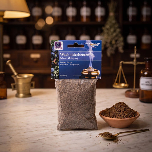 Wacholderbeeren, sortenreines Räucherwerk von Berk, 50 g: Packung auf der Marmortheke einer alten Apotheke am Abend, daneben eine Terracottaschale mit gemahlenen Wacholderbeeren und ein Messinglöffel – Spirit of Gaia