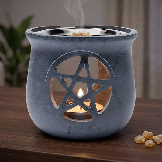 Räuchergefäß Pentagramm - grau - aus natürlichem Speckstein in Benutzung mit feinem Rauch auf einem dunklen Holz-Sideboard am Abend
