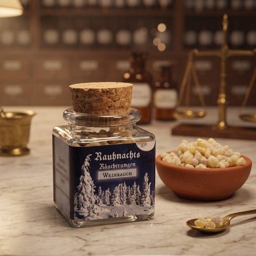 Weihrauch, Rauhnachts-Räucherung von Berk, 50 ml im Korkglas: Korkglas mit blauem Winteretikett auf der Marmortheke einer alten Apotheke am Abend, daneben eine Terracottaschale mit hellen Weihrauchtränen und ein Messinglöffel – Spirit of Gaia