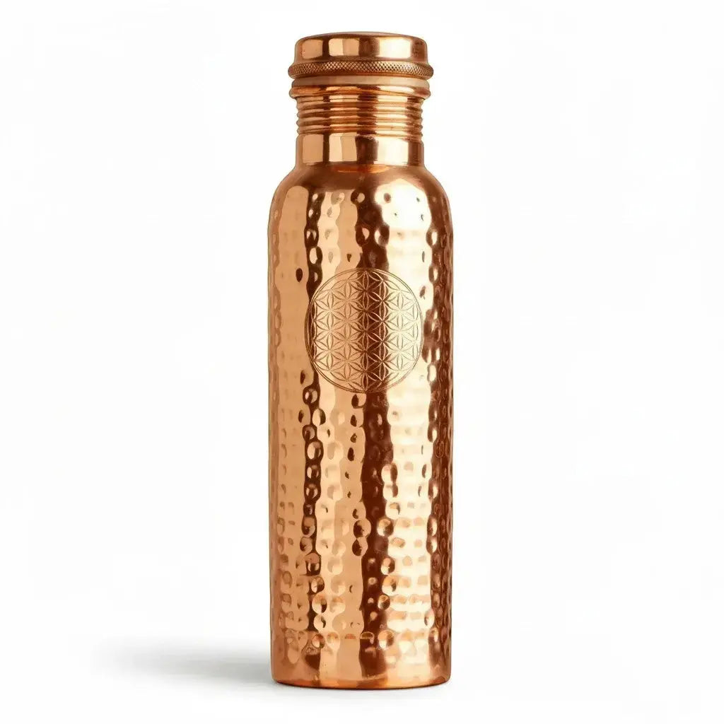 Kupferflasche Blume des Lebens 900 ml, handgehämmertes Kupfer mit Gravur, Freisteller
