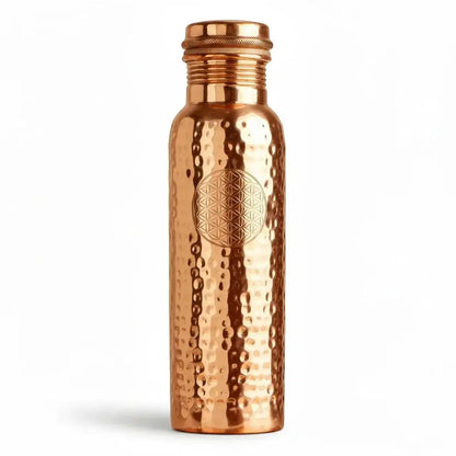 Kupferflasche Blume des Lebens 900 ml, handgehämmertes Kupfer mit Gravur, Freisteller