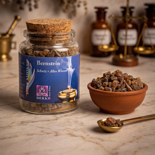 Bernstein, Räucherbernstein von Berk, 60 ml im Korkglas: Korkglas auf der Marmortheke einer alten Apotheke am Abend, daneben eine Terracottaschale mit kleinen honigbraunen Bernsteinsplittern und ein Messinglöffel – Spirit of Gaia