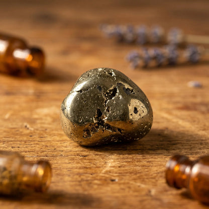 Pyrit Trommelstein – Detailaufnahme des metallischen Goldglanzes