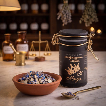El Morya, Räuchermischung der Reihe Aufgestiegene Meister von Berk, 60 ml im schwarzen Bügelglas: Glas auf der Marmortheke einer alten Apotheke am Abend, davor eine Terracottaschale mit der losen Mischung und ein Messinglöffel – Spirit of Gaia