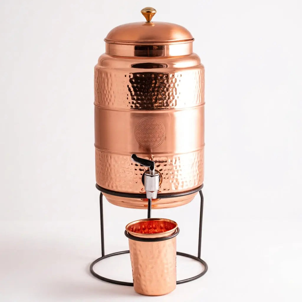 Kupferkaraffe 5 l mit Ständer, Zapfhahn und Becher, handgehämmertes Kupfer, auf weißem Untergrund