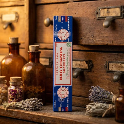 Satya Nag Champa Räucherstäbchen – im Apothekerschrank mit getrockneten Kräutern