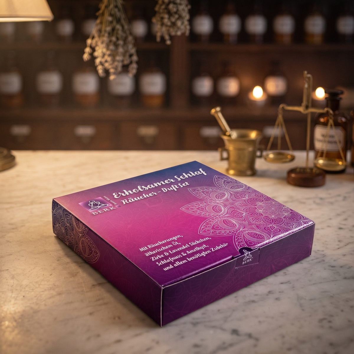 Erholsamer Schlaf, Räucher- und Duftset von Berk: die violette Geschenkbox mit Mandala auf der Marmortheke einer alten Apotheke am Abend – Spirit of Gaia