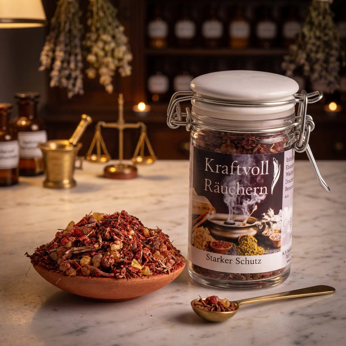 Starker Schutz, Räuchermischung der Reihe Kraftvoll Räuchern von Berk, 60 ml im Bügelglas: Glas auf der Marmortheke einer alten Apotheke am Abend, davor eine Terracottaschale mit der losen Mischung und ein Messinglöffel – Spirit of Gaia