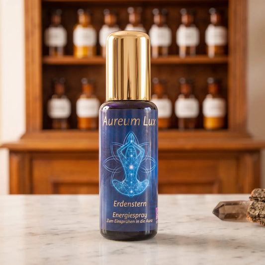Energiespray Aureum Lux Erdenstern: Sprühflasche aus Violettglas auf Marmortheke vor Apothekerschrank, daneben ein Rauchquarz und ein Stück Baumrinde – Spirit of Gaia