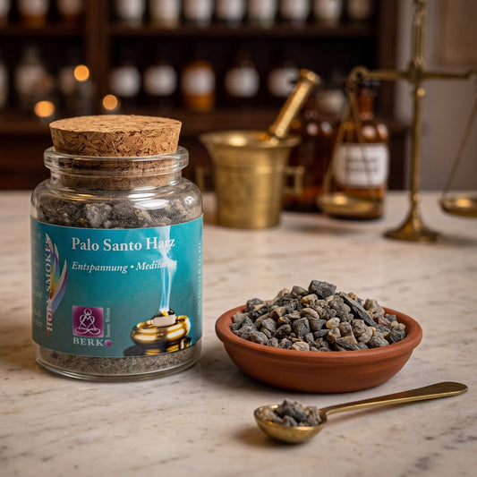 Palo Santo Harz von Berk, 60 ml im Korkglas: Korkglas auf der Marmortheke einer alten Apotheke am Abend, daneben eine Terracottaschale mit dunkelgrauem Palo-Santo-Harz mit Krümeln und ein Messinglöffel – Spirit of Gaia