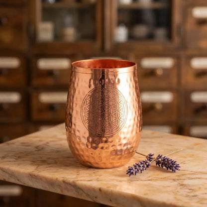 Kupfertrinkbecher Blume des Lebens mit Lavendel im Apothekerstil