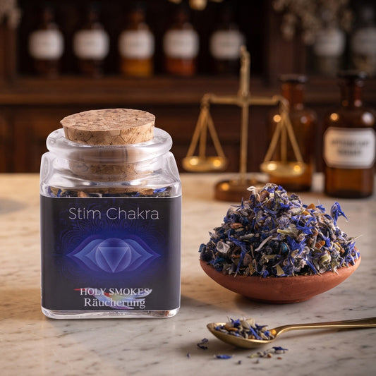 Stirnchakra, Chakra-Räuchermischung von Berk, 50 ml im Korkglas: Korkglas auf der Marmortheke einer alten Apotheke am Abend, daneben eine Terracottaschale mit der losen Mischung und ein Messinglöffel – Spirit of Gaia