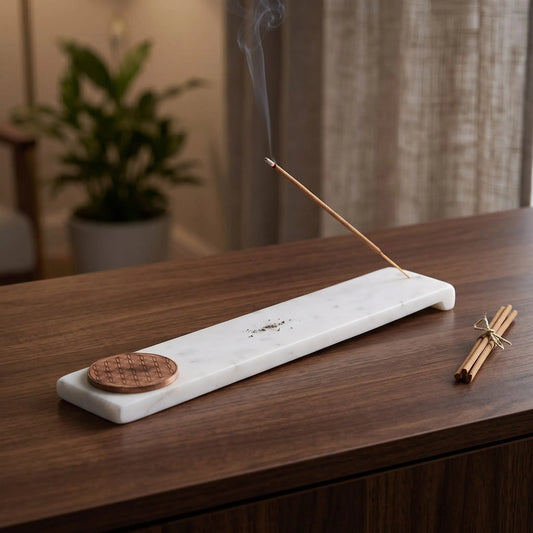 Marmorhalter lang mit Blume des Lebens aus Holz in Benutzung mit feinem Rauch auf einem dunklen Holz-Sideboard am Abend
