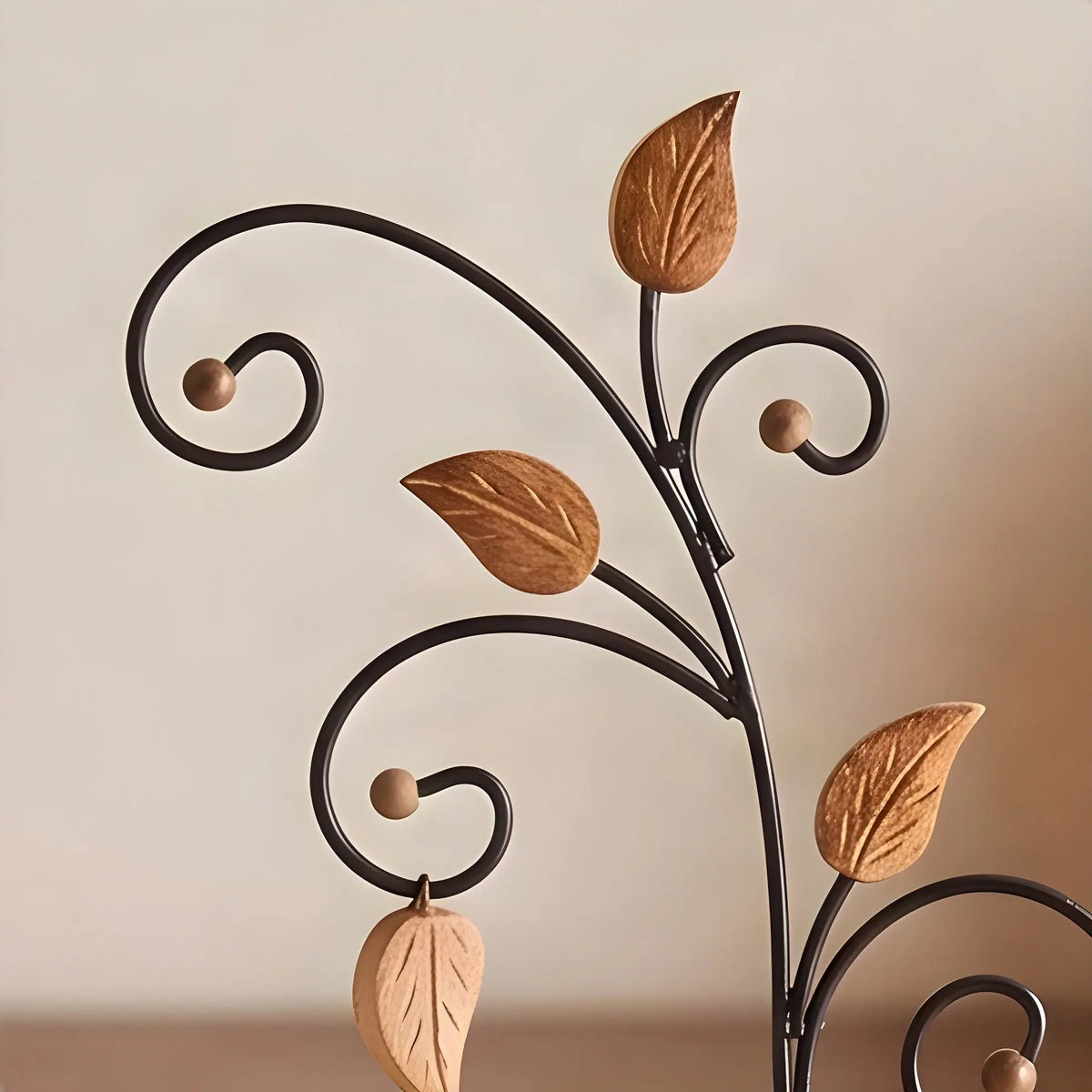 Hängender Räucherstäbchenhalter Elfenwald aus Mangoholz mit Metallgestänge und Holzschale – Detailaufnahme