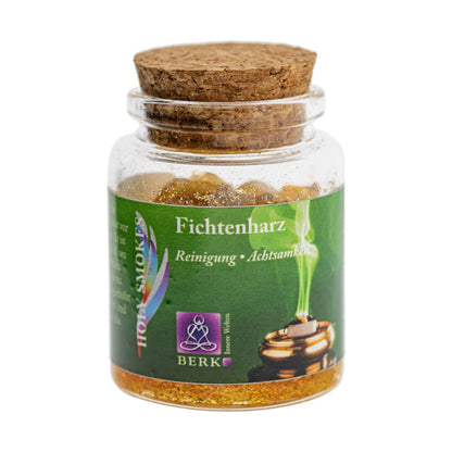 Fichtenharz, reines Räucherharz von Berk, 60 ml im Korkglas: Korkglas mit grünem Etikett, freigestellt auf Weiß