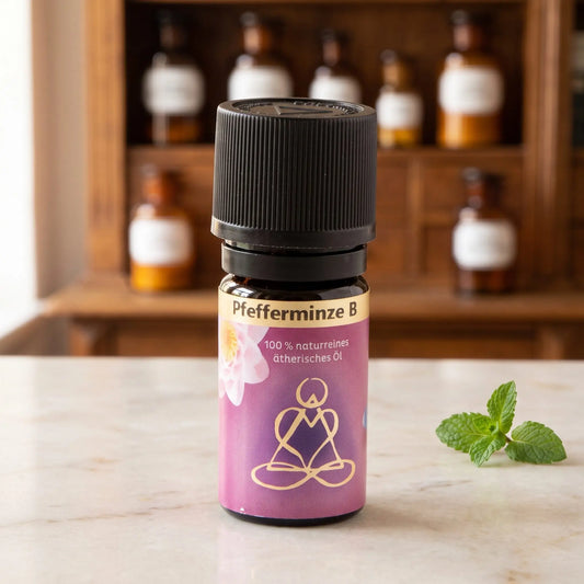 Ätherisches Öl Pfefferminze: Fläschchen aus Braunglas auf Marmortheke vor Apothekerschrank, daneben ein Pfefferminzzweig – Spirit of Gaia