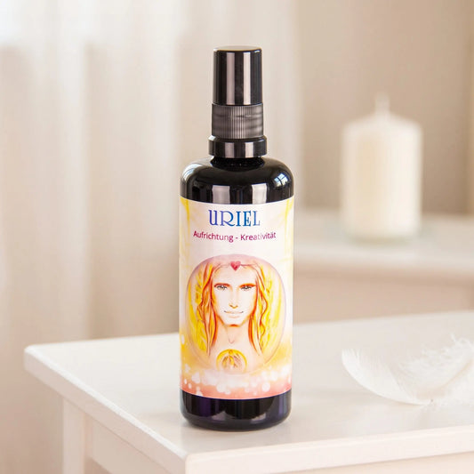 Seraphim Engel-Essenz Uriel: Sprühflasche auf einem weißen Beistelltisch in einem hellen Raum, daneben eine weiße Feder