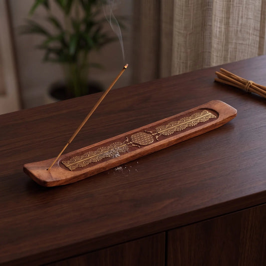 Räucherstäbchenhalter aus Akazienholz – mit Blume des Lebens in Benutzung mit feinem Rauch auf einem dunklen Holz-Sideboard am Abend