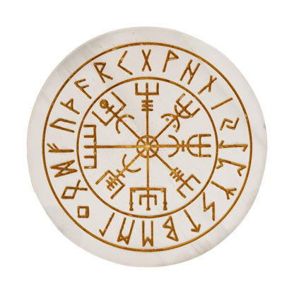 Vegvisir-Platte aus Selenit, freigestellt auf weißem Grund