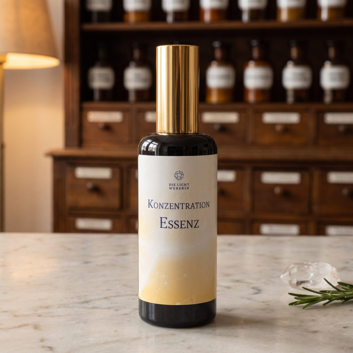 Konzentration Aura Spray der Lichtweberin, dunkle Flasche mit goldener Kappe auf einer Apothekentheke