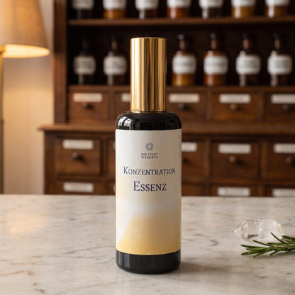 Konzentration Aura Spray der Lichtweberin, dunkle Flasche mit goldener Kappe auf einer Apothekentheke