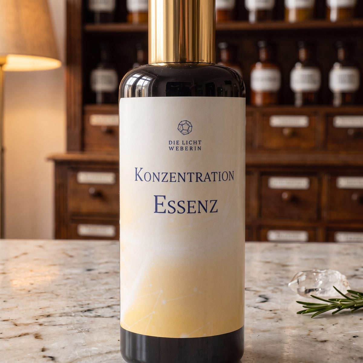 Nahaufnahme des Etiketts: Die Lichtweberin, KONZENTRATION Essenz