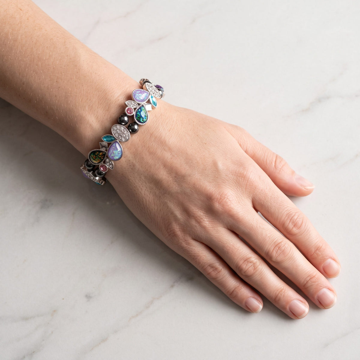 Das Kristallarmband Sternenstaub am Handgelenk